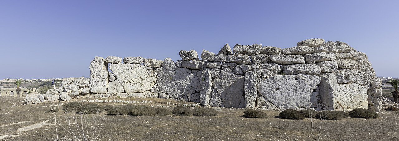 Photo: Diego Delso / Wikimedia Commons (CC BY-SA 4.0) Ġgantija megalithic temple, Gozo