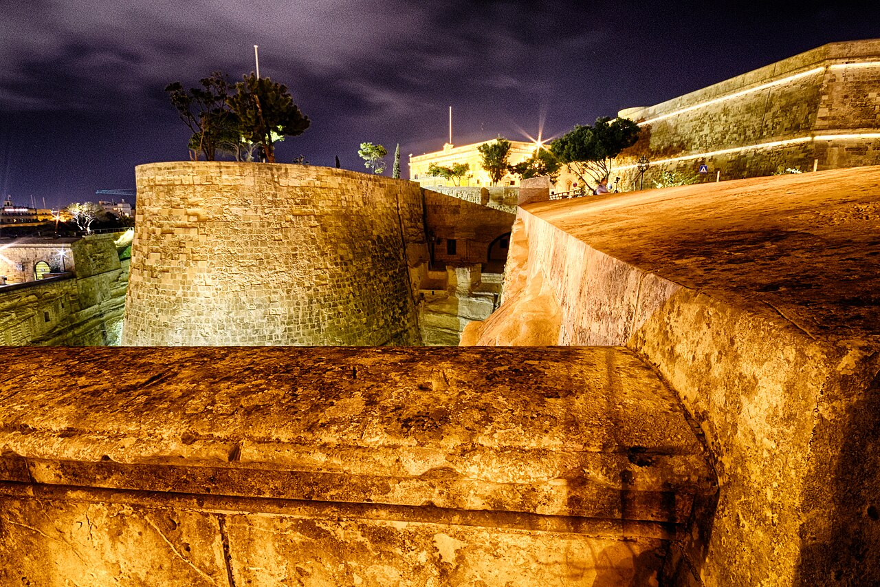Photo: Continentaleurope / Wikimedia Commons (CC BY 4.0) Notte Bianca at the Auberge de Castille, Valletta