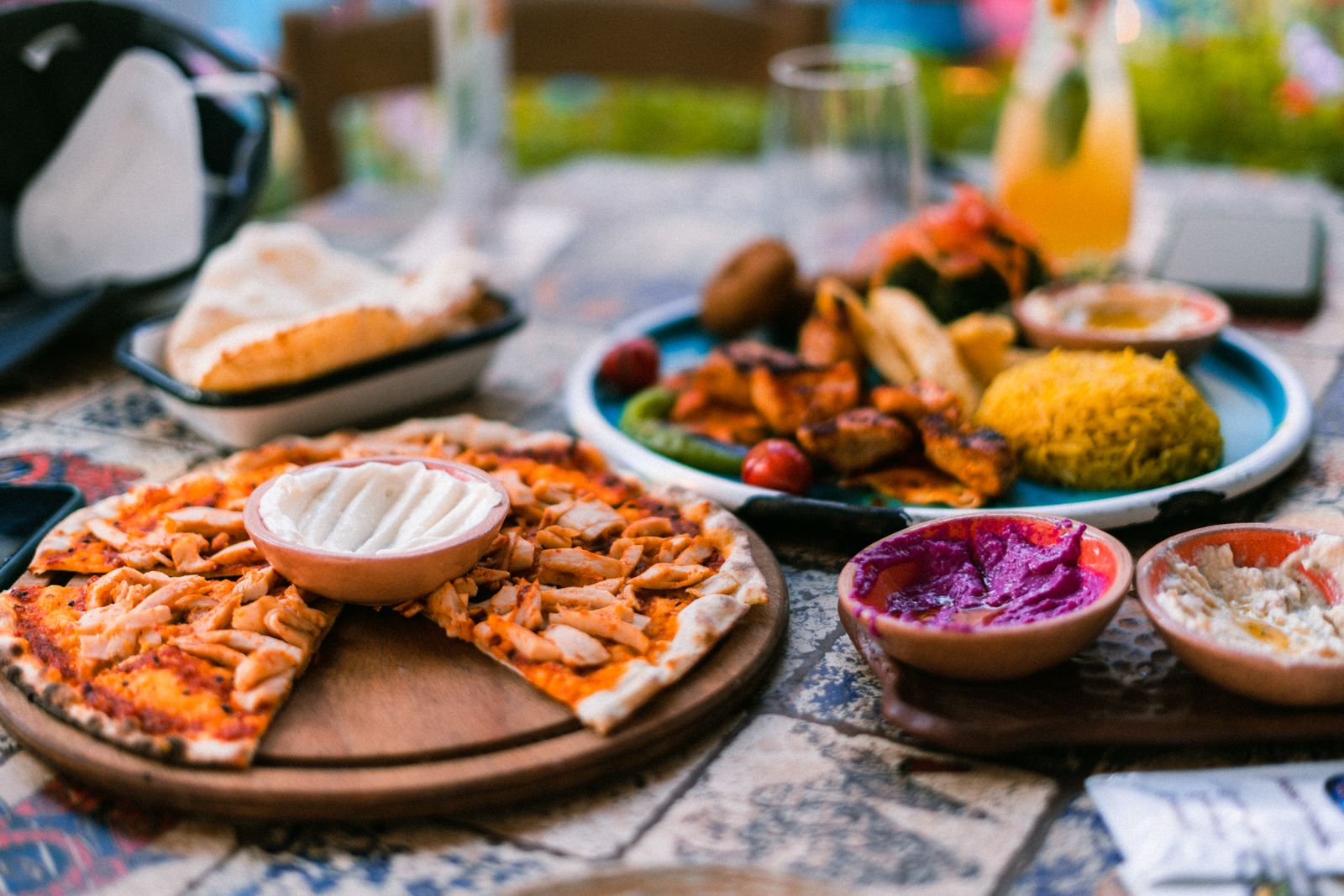 Mesa con variedad de platos mediterráneos