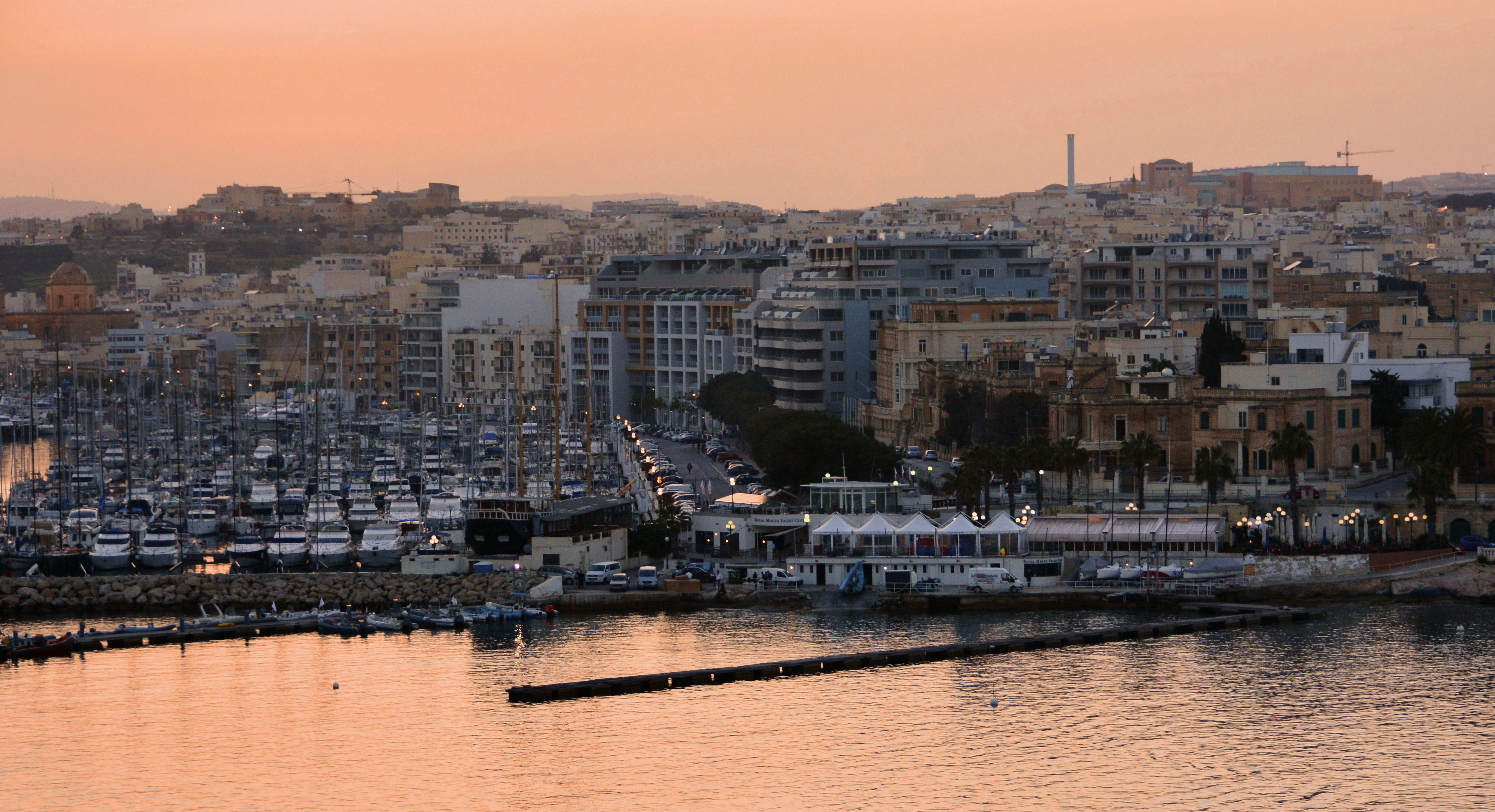 Sliema y su marina al atardecer, junto a St. Julian's