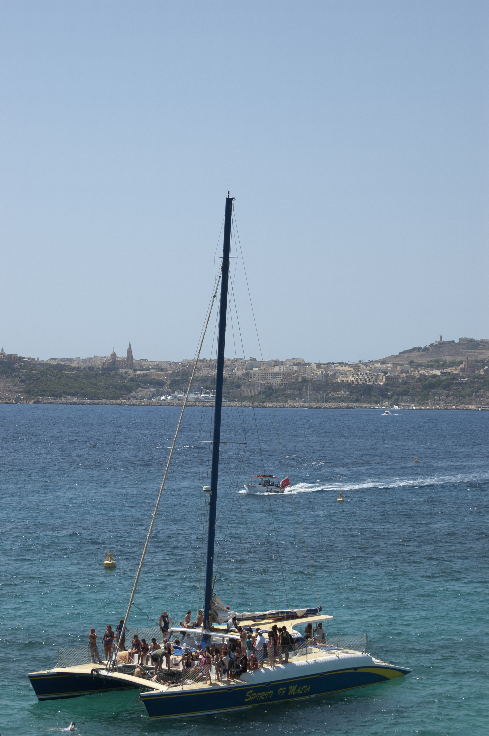 Catamarán navegando en Malta